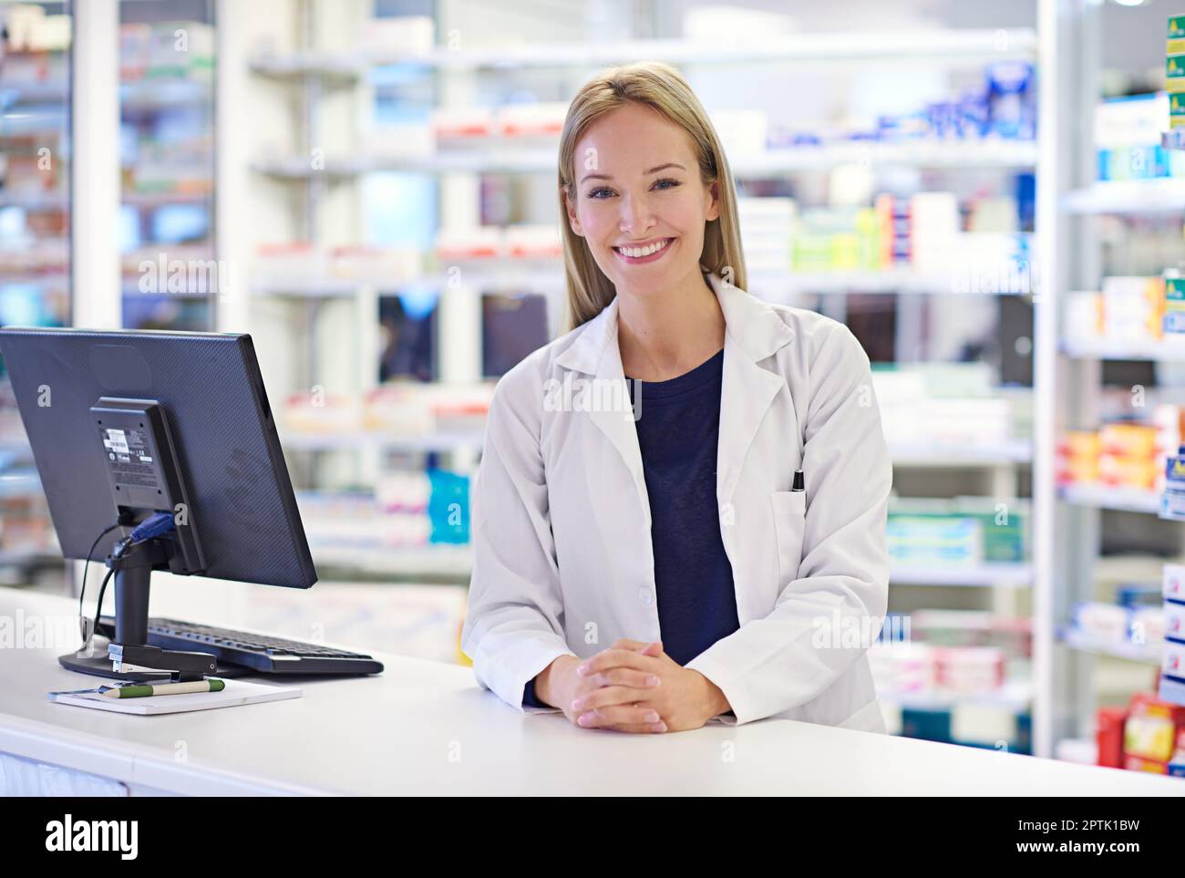 Chaque client est un individu. Portrait d'un pharmacien attrayant debout au comptoir d'ordonnance Banque D'Images