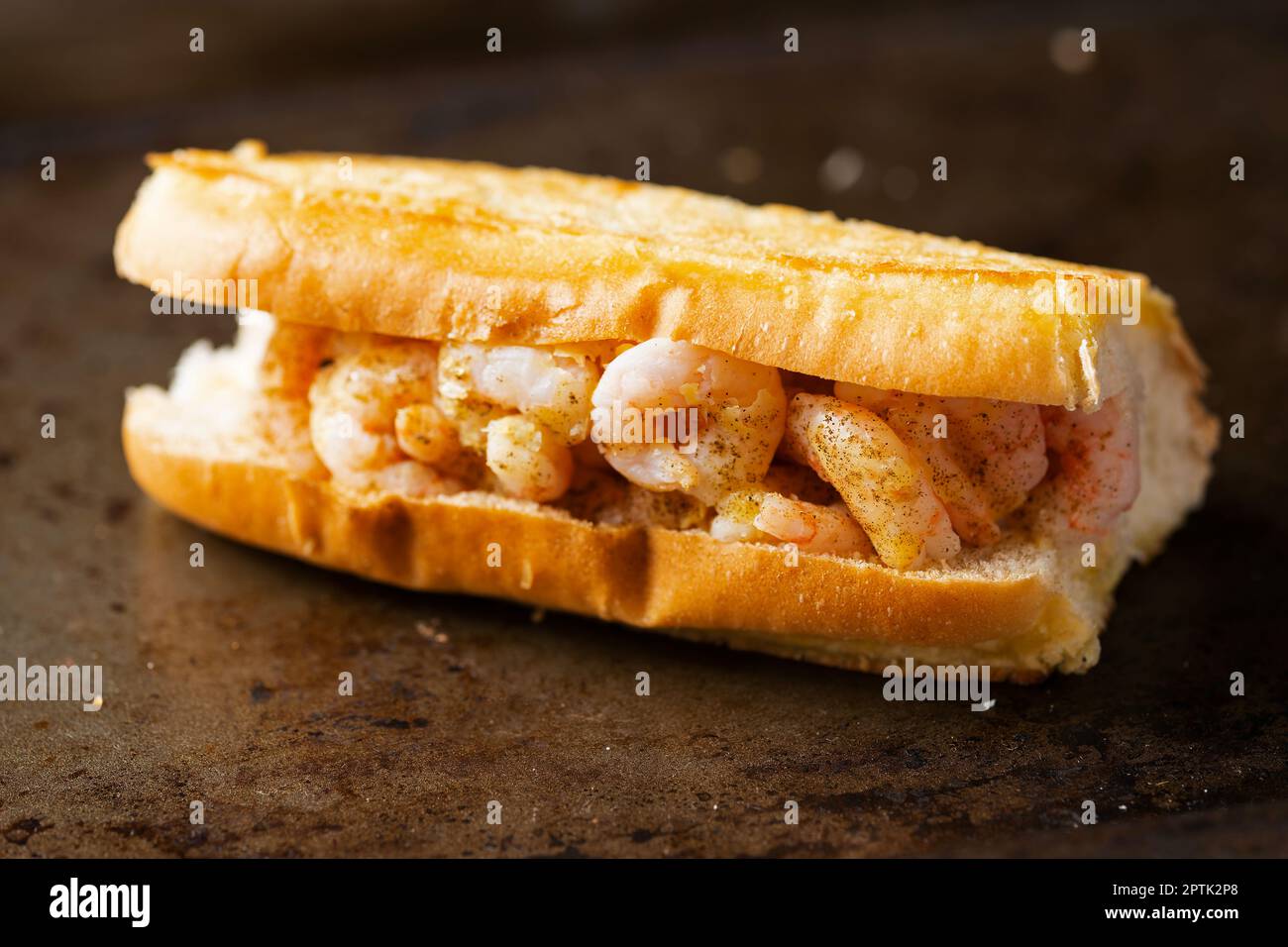 gros plan sur un rouleau de fruits de mer rustiques aux crevettes américaines Banque D'Images