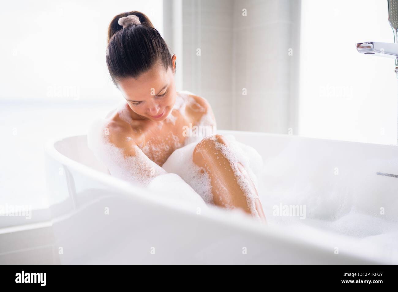 Jolie personne salle de bains Spa soins et détente Banque D'Images