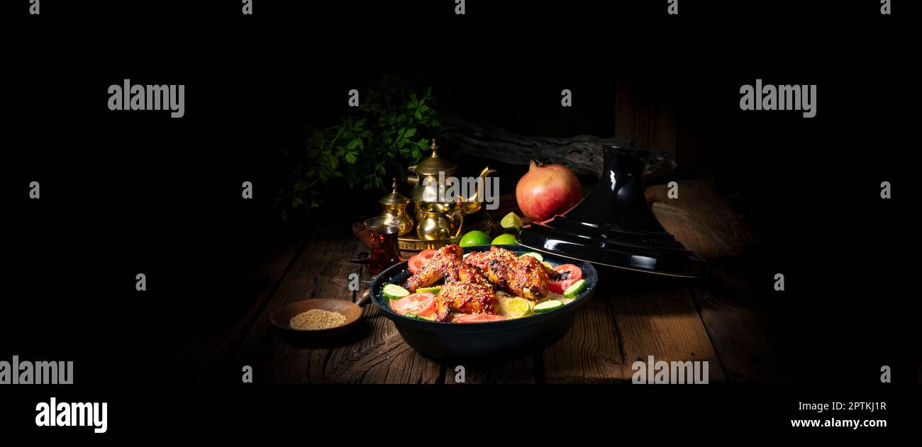 couscous avec ailes de poulet frites épicées Banque D'Images