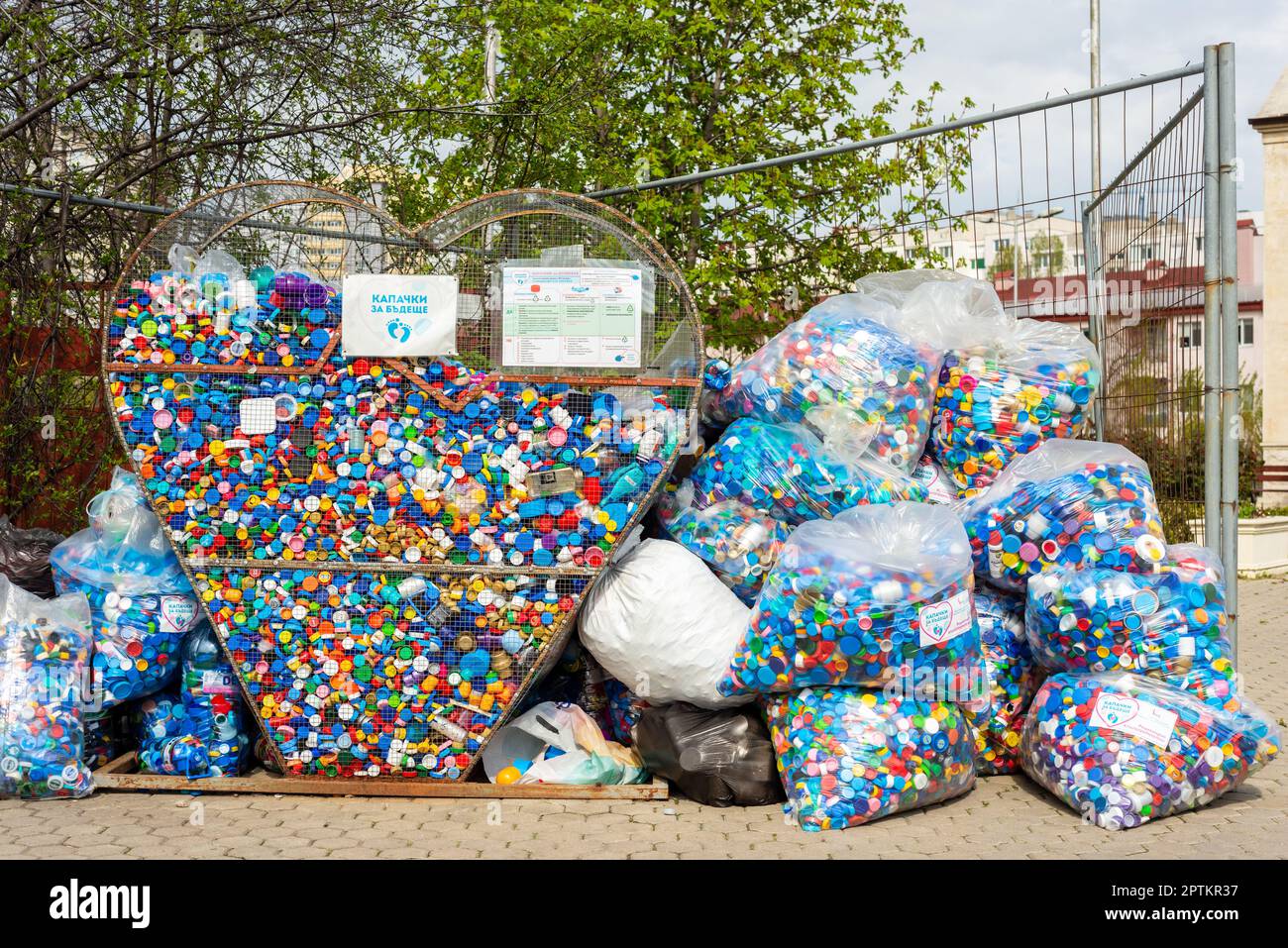 Point de collecte de recyclage «Caps for future» à Sofia, Bulgarie. L’organisme de bienfaisance vise à fournir des fonds pour le soutien aux soins de santé des enfants à compter de 2023 Banque D'Images