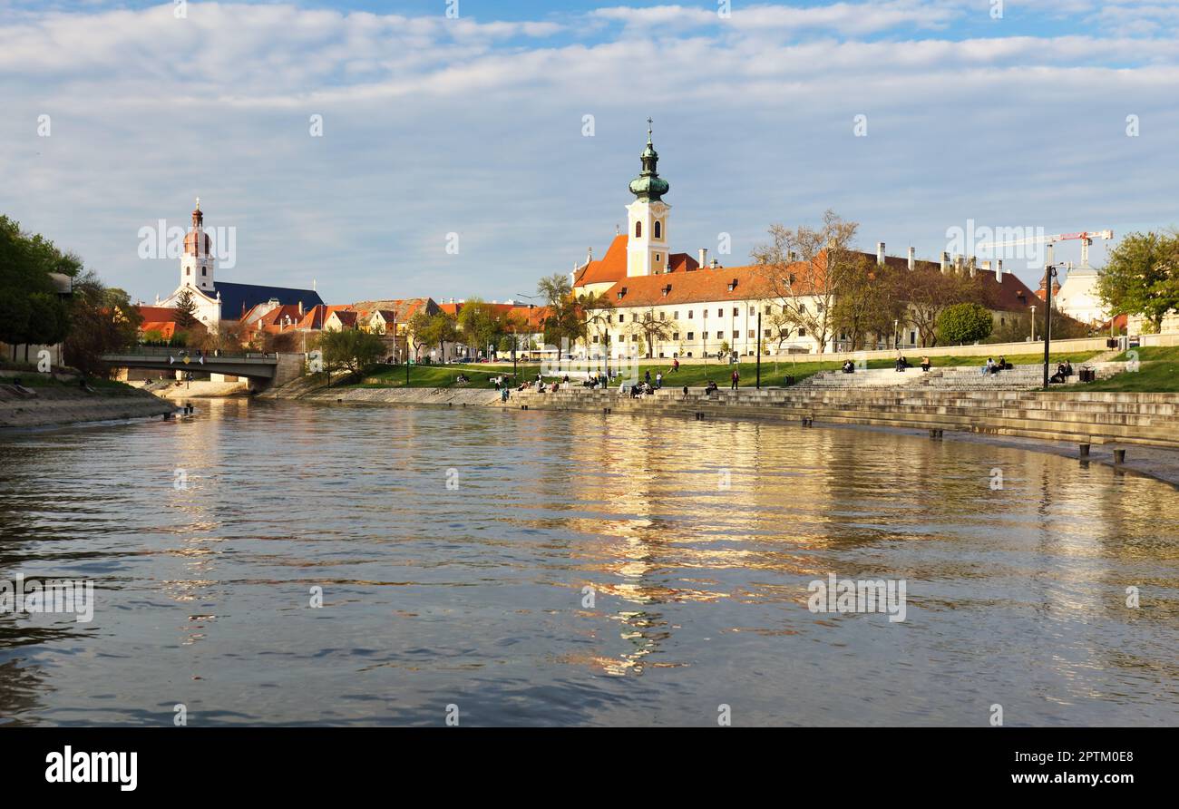Paysage urbain de Gyor avec la rivière Raba au printemps, Hongrie Banque D'Images