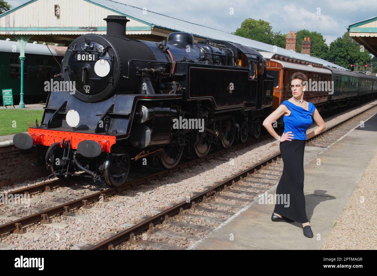 Portrait complet d'une femme avec moteur à réservoir 1957 BR Standard classe 4MT à la gare de Horsted Keynes, West Sussex, Royaume-Uni. Modèle : l'appel universel. Banque D'Images