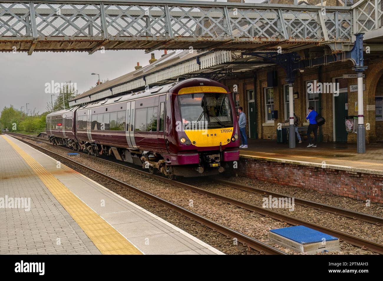 Une unité diesel prend des passagers à la gare de Spalding en direction de Peterborough, Lincolnshire, Royaume-Uni Banque D'Images