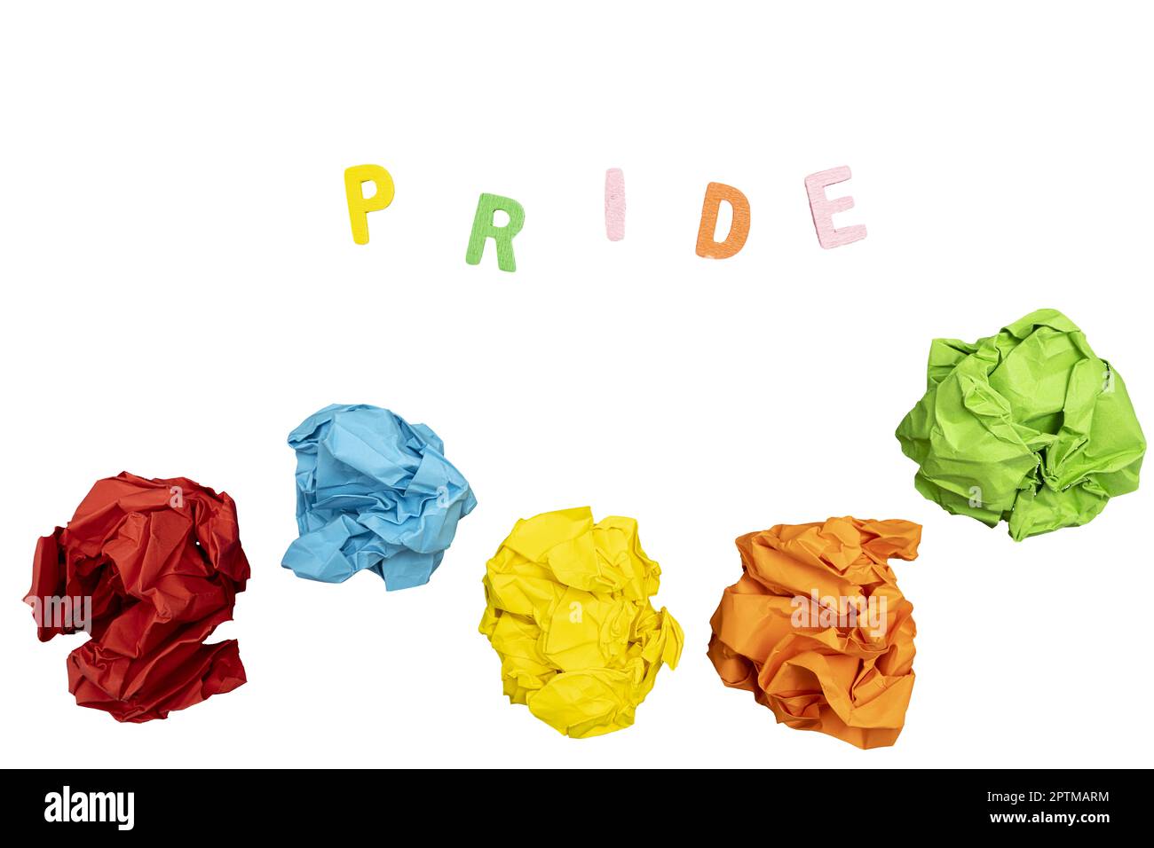 Quelques feuilles de papier couleur froissé et le mot Pride sur un fond transparent Banque D'Images