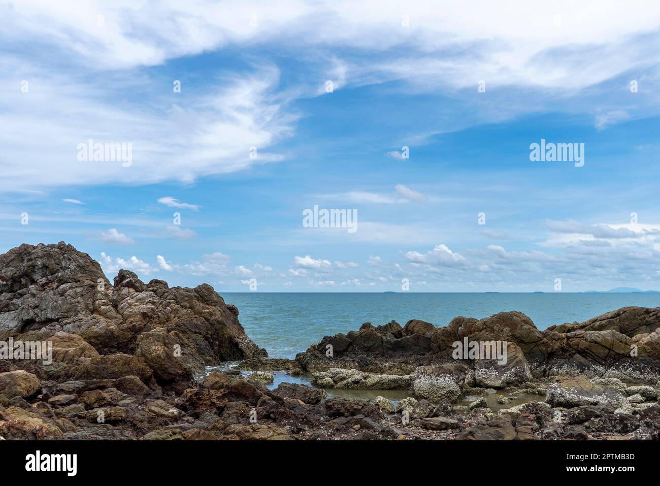 Rochers et mer et ciel bleu Banque D'Images