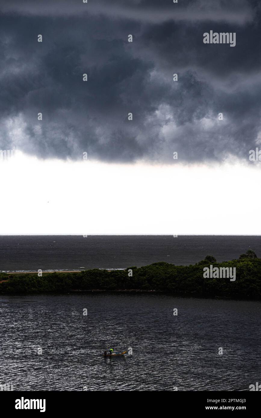 De beaux nuages au-dessus de la mer par temps pluvieux Banque D'Images