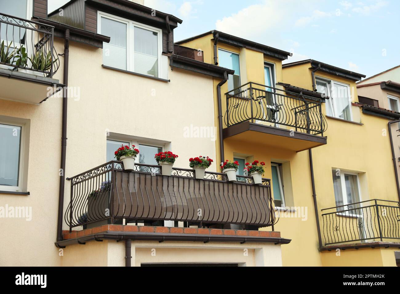 Belle vue sur le bâtiment avec balcons élégants Banque D'Images