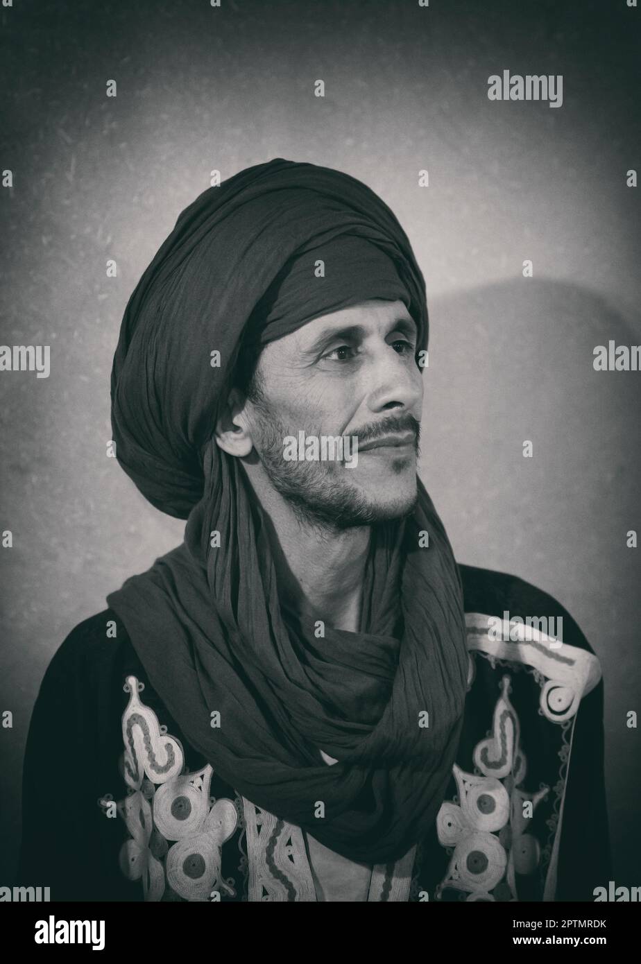 berber homme avec turban vert, merzouga V. Banque D'Images