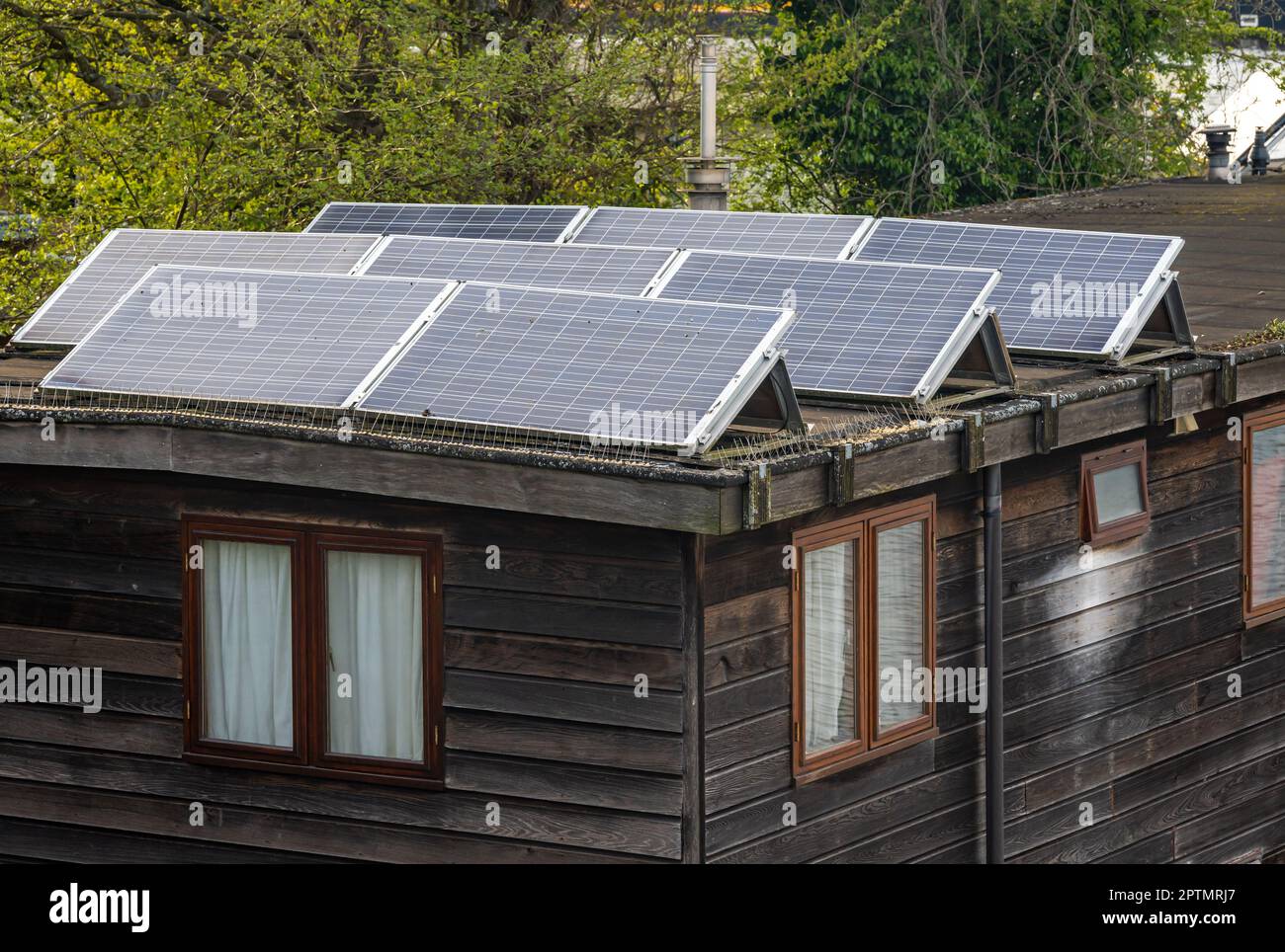Péniche avec panneaux solaires sur le toit Banque D'Images