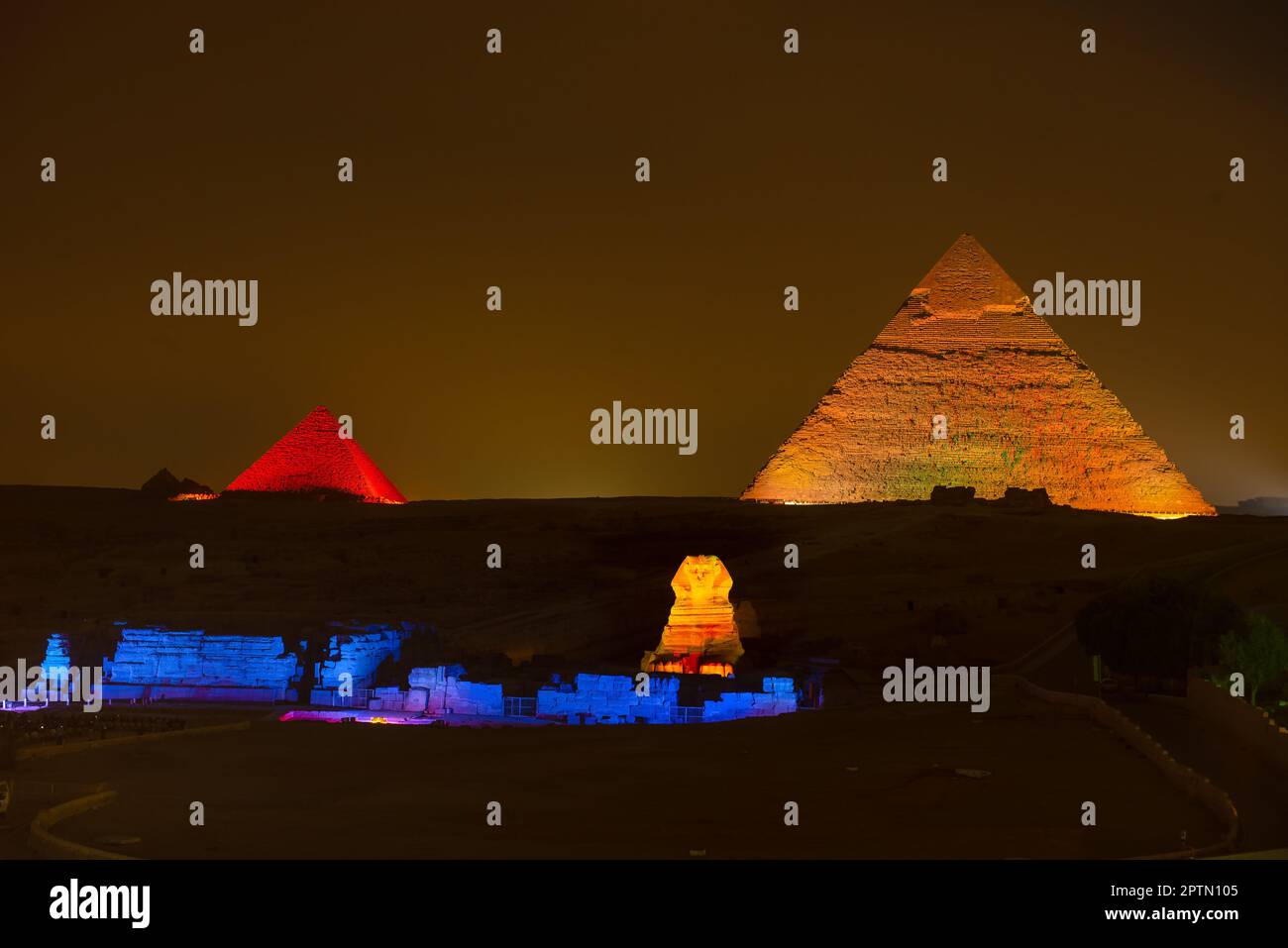 Les Pyramides et le Sphinx dans les lumières de la nuit, Giza, Egypte Banque D'Images