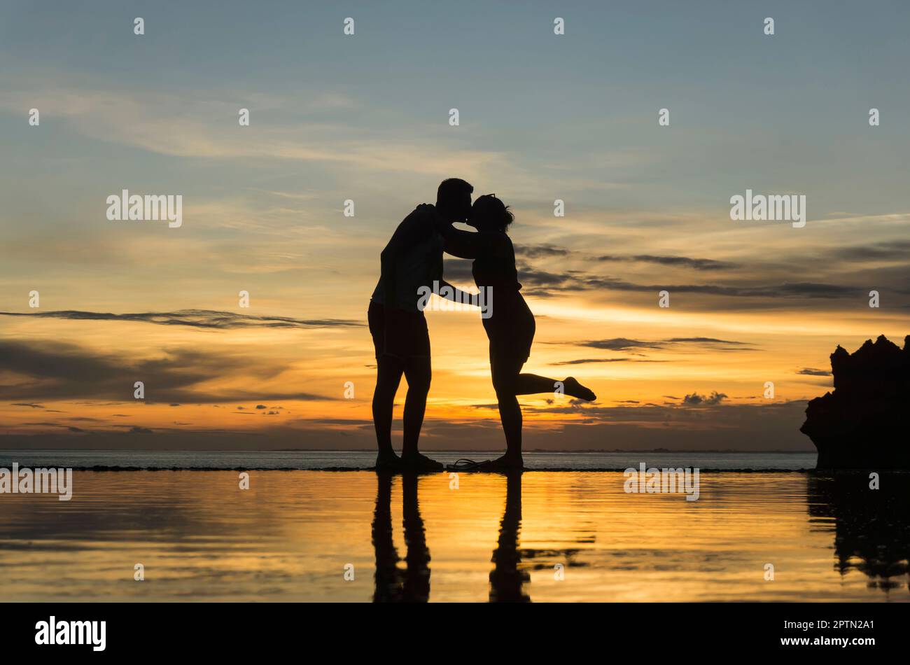 Silhouette de couple embrassant au coucher du soleil sur la plage, Nusa lembongang, Bali, Indonésie Banque D'Images