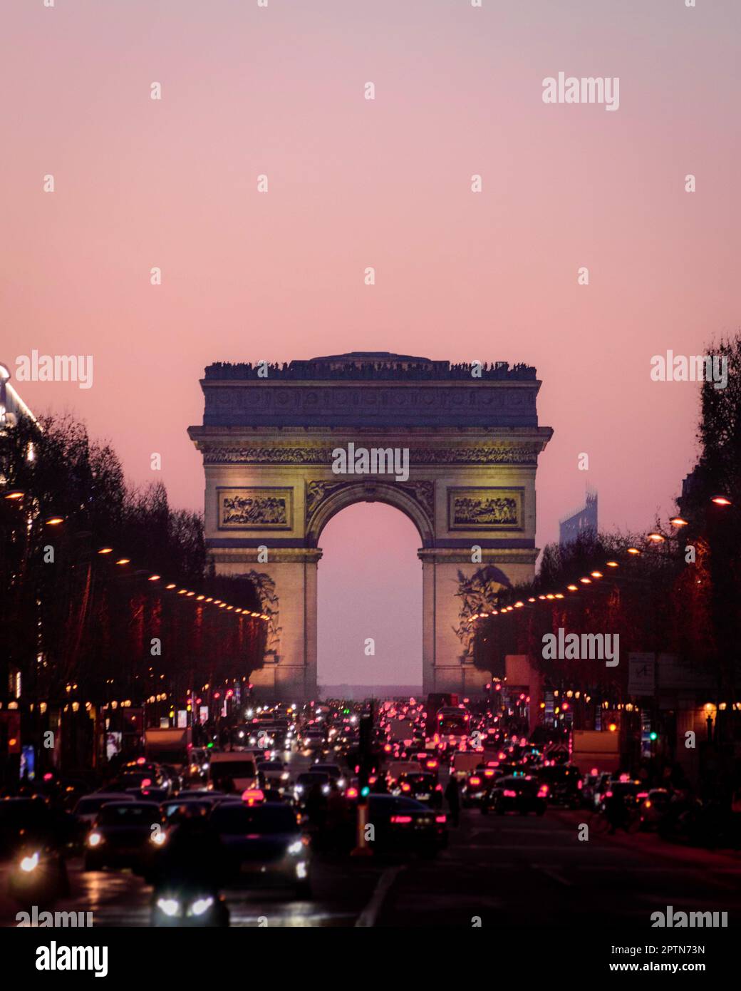 vue sur l'arc de triomphe au coucher du soleil depuis les champs-élysées Banque D'Images