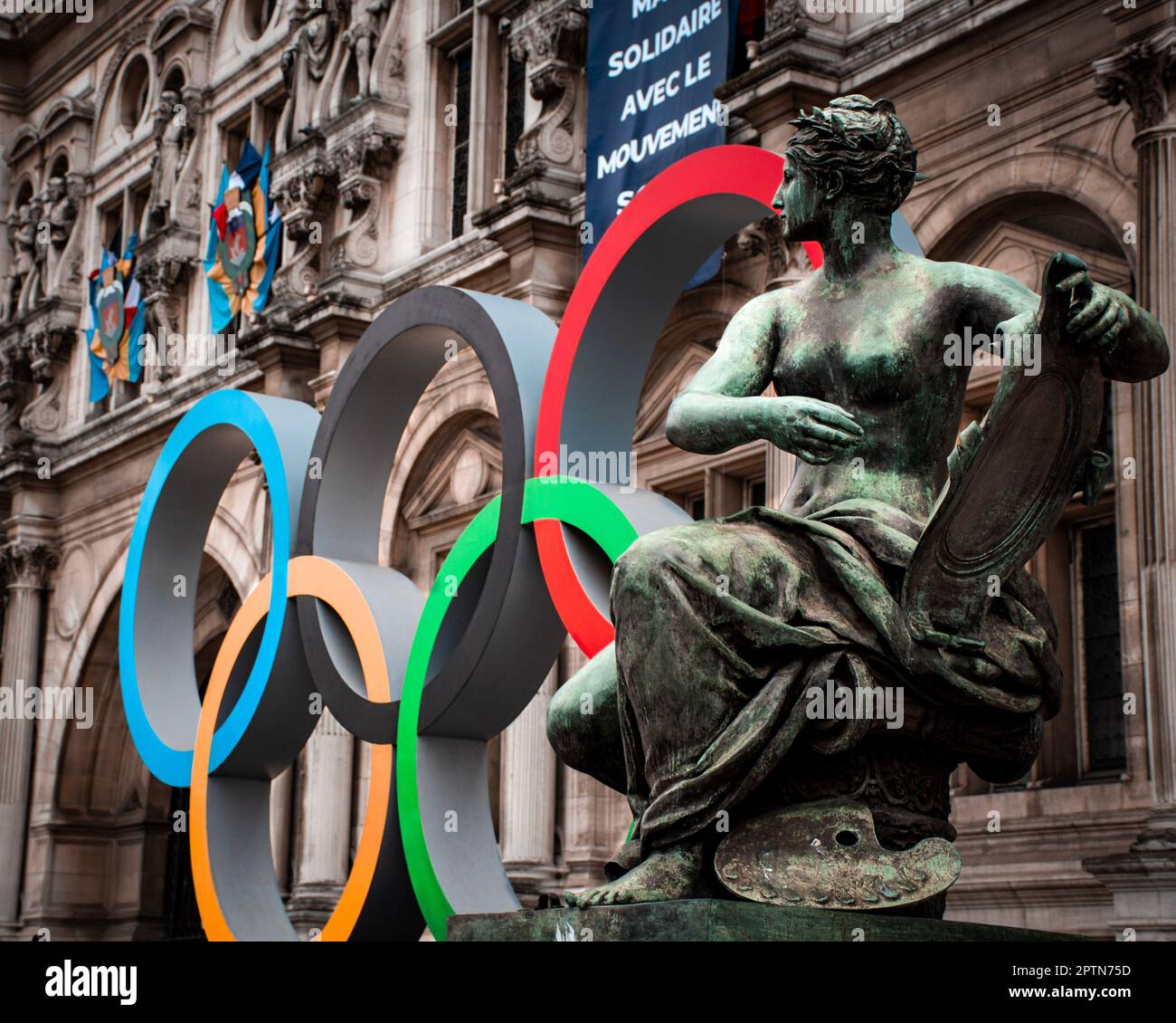 statue de femme devant l'hôtel de ville de paris avec anneaux olympiques Banque D'Images