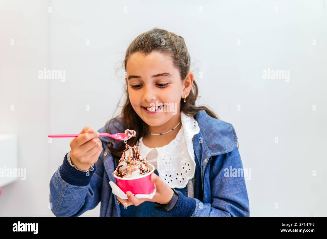 bonne fille mangeant de la crème glacée Banque D'Images