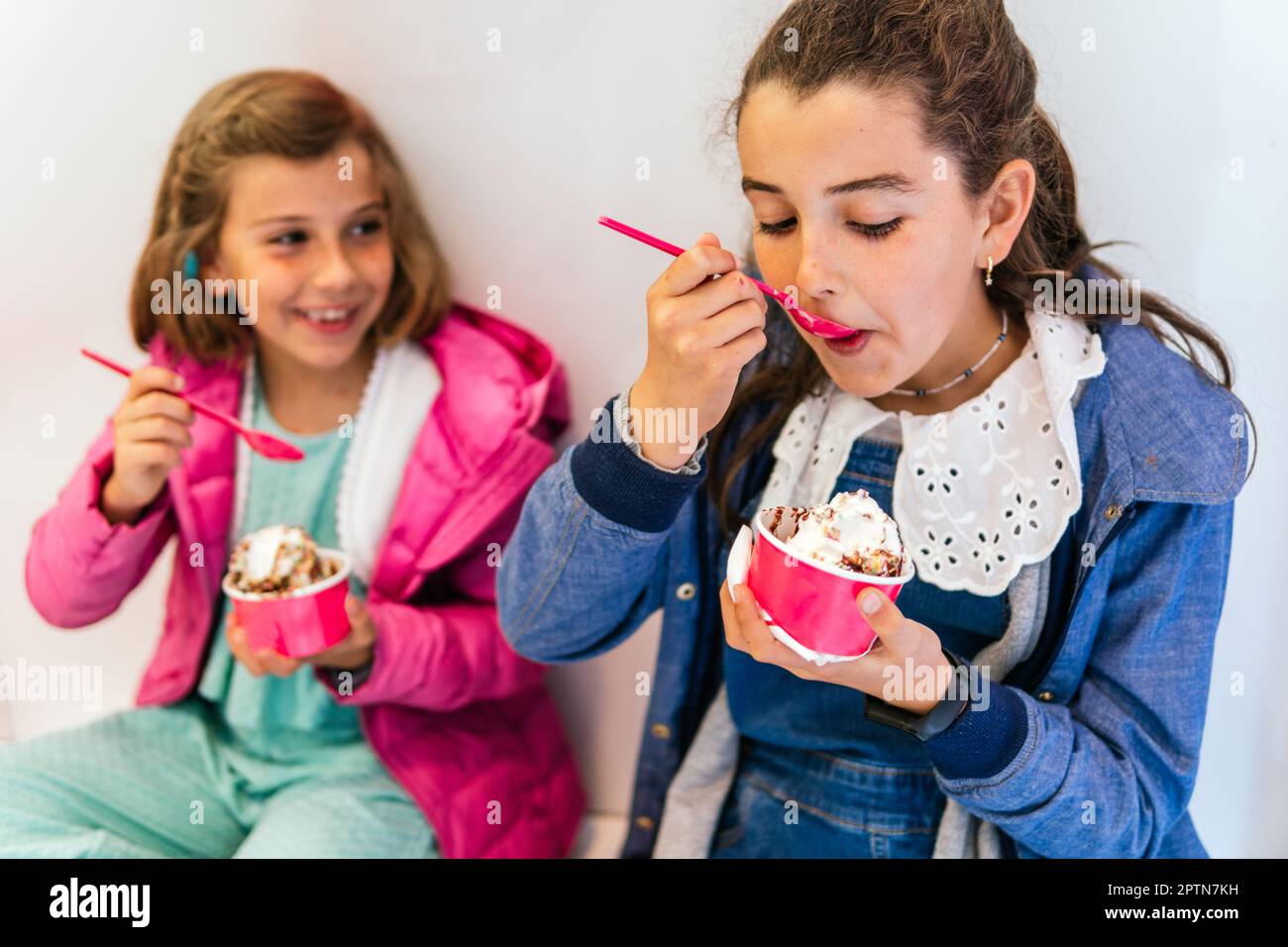 deux petites filles qui mangent de la crème glacée Banque D'Images