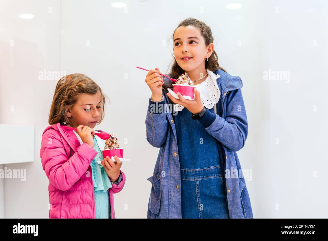 deux petites filles qui mangent de la crème glacée Banque D'Images