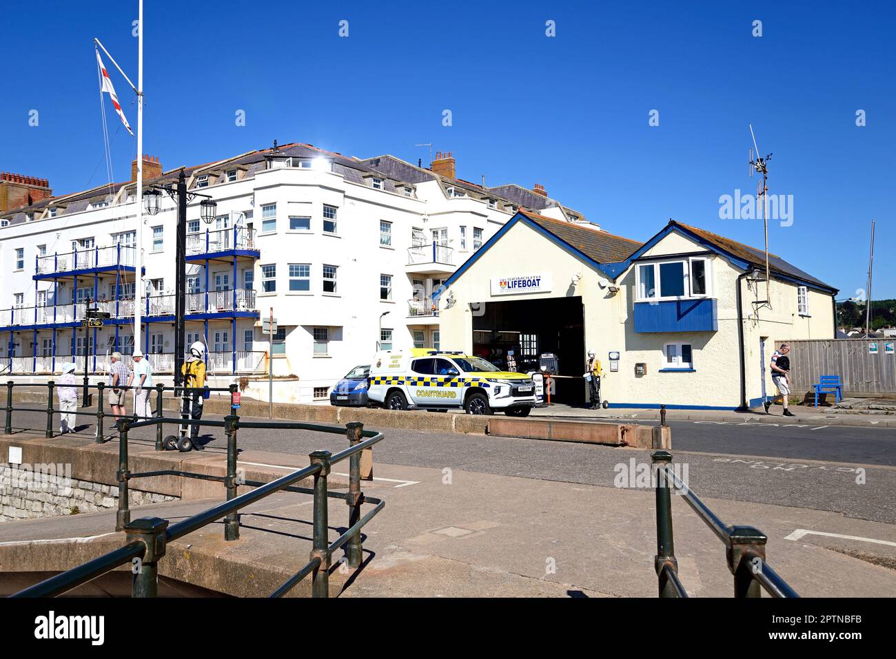 Vue de face de l'entrée la station de canot de sauvetage Sidmouth le long du front de mer avec un véhicule de garde-côtes au premier plan, Sidmouth, Royaume-Uni. Banque D'Images