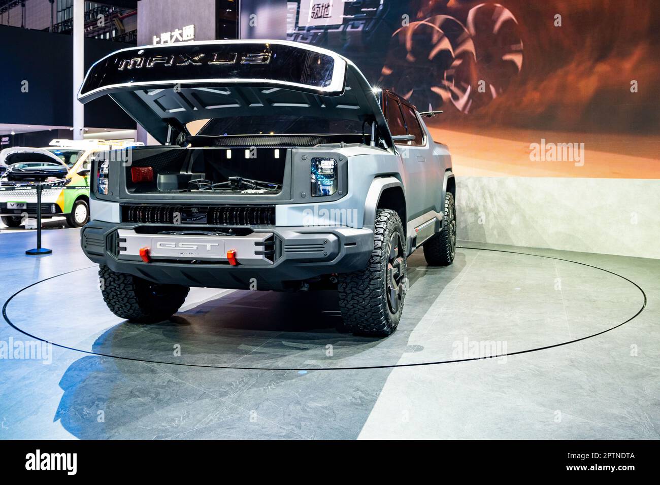 Maxus (LDV) GST gros pick-up électrique concept avec drone et vélos exposés au salon de l'auto de Shanghai 2023. Banque D'Images