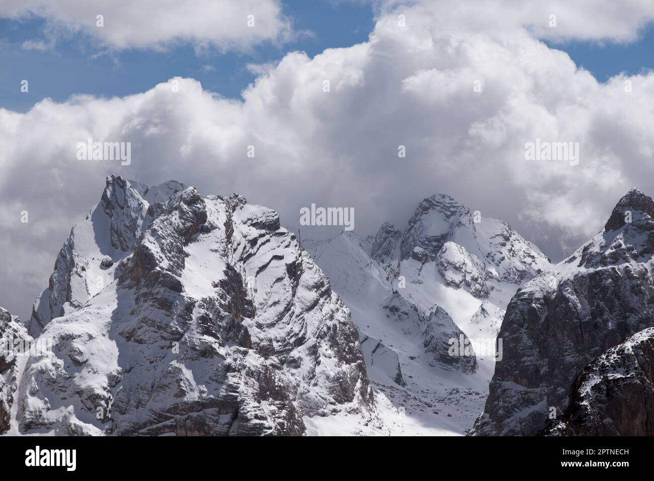 splendide panorama montuoso delle dolomiti, le montagne innevate delle dolomiti. Banque D'Images