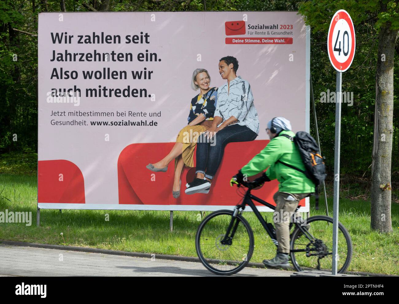 Une grande affiche appelant aux élections sociales de 2023 sur 31 mai 2023 se trouve dans une rue très fréquentée, un cycliste conduit devant elle. Elle a lieu tous les six ans pour tous les prestataires d'assurance-retraite, d'assurance-maladie et d'assurance-accident. Oberhausen, 27 avril 2023 Banque D'Images