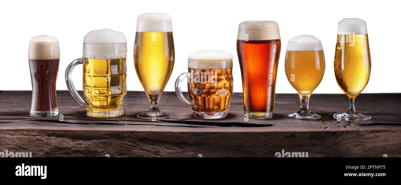 Collection de différents types de bières et verres de bière. Le fichier contient un chemin d'écrêtage. Banque D'Images