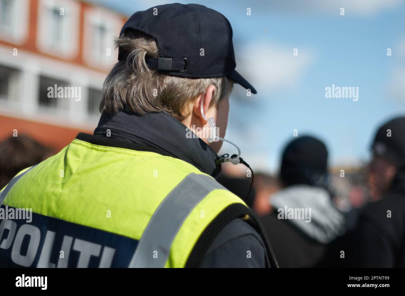 Police urbaine. Vue arrière d'un policier non identifié en uniforme Banque D'Images