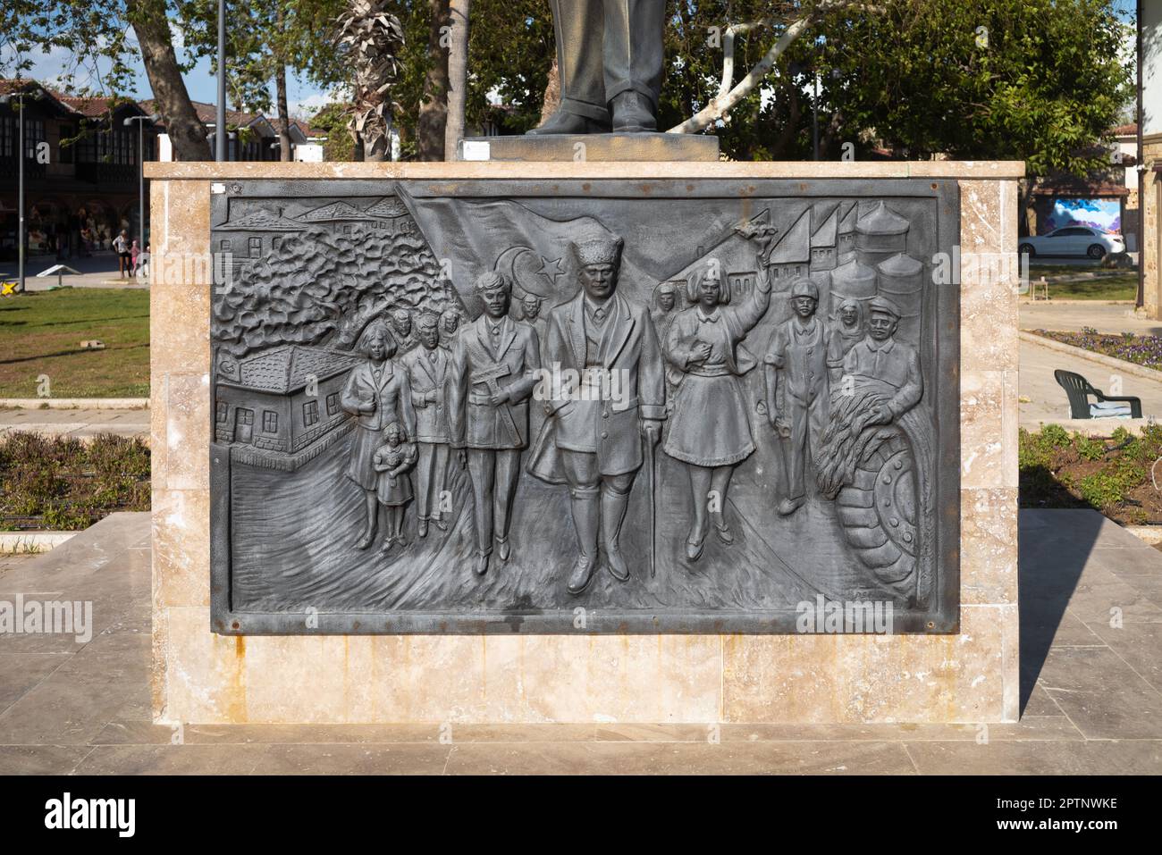 Une plaque de bronze sur la plinthe avant d'une statue au fondateur vénéré de la Turquie moderne (Turkiye) Mustafa Kamal Ataturk (1881-1938). La plaque s'affiche Banque D'Images