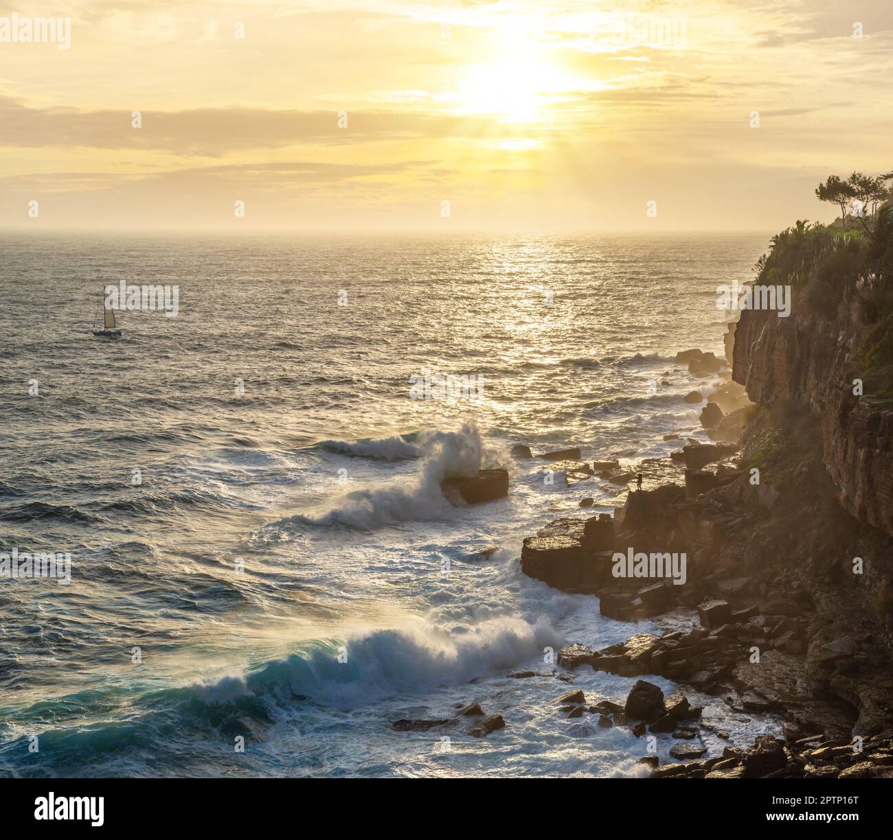 Magnifique coucher de soleil coloré et ciel spectaculaire vif sur la rive rocheuse de l'océan Atlantique. Banque D'Images