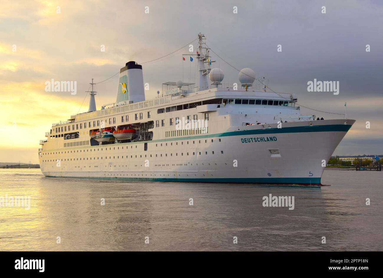 Mme Deutschland arrivant au terminal international de croisière de Londres (Tilbury) tôt ce matin. Le bateau de croisière a été construit en 1998 et a été la star de GE Banque D'Images