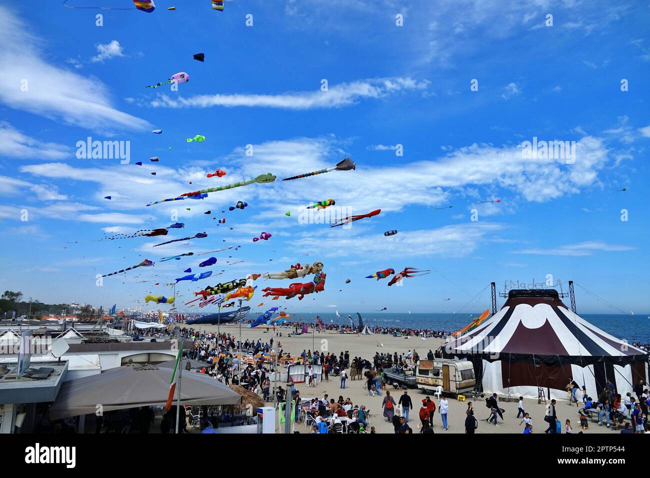 Image d'un rassemblement de nombreux cerfs-volants sur la plage de Pinarella di Cervia. Pinarella di Cervia, Ravenne, Italie Banque D'Images