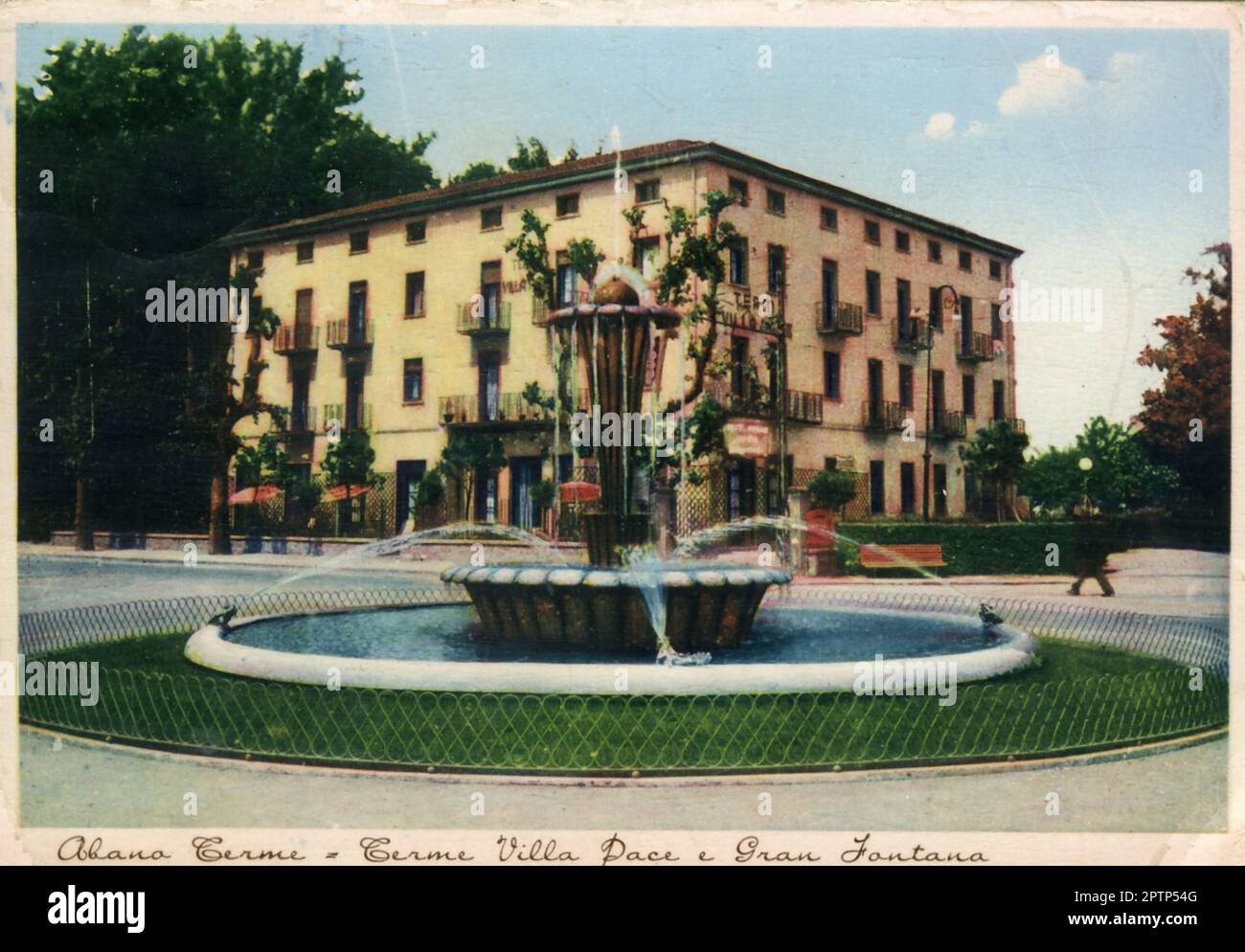 Abano terme (sino al 1924 Abano Bagni, en vénétie Ábano) è un comune italiano di 19 868 abitanti della provincia di Padova en Vénétie. Situato lungo il margine nordorientale dei colli Euganei, è il principale centro delle terme Euganee. Sorge in una zona vulcanica spenta, nell'area Metropolitana di Padova, 10 km a sud-ovest del capoluogo, ad un'altitudine media di 14 metri sul livello del mare. Je suoi abitanti vengono chiamati aponensi. Je benefici terapeutici che si ricavano dalle acque termali, uniti all'organizzatissima struttura alberghiera che offre ospitalità (wikipedia). Banque D'Images