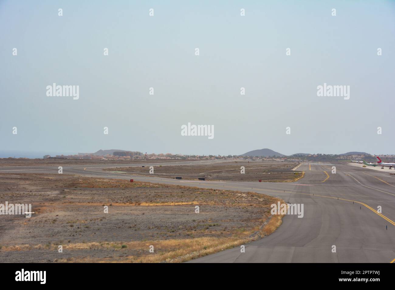 Vue depuis une fenêtre d'avion nuageux à l'approche de l'atterrissage sur la piste de l'aéroport Reina Sofía, Tenerife, Espagne Banque D'Images