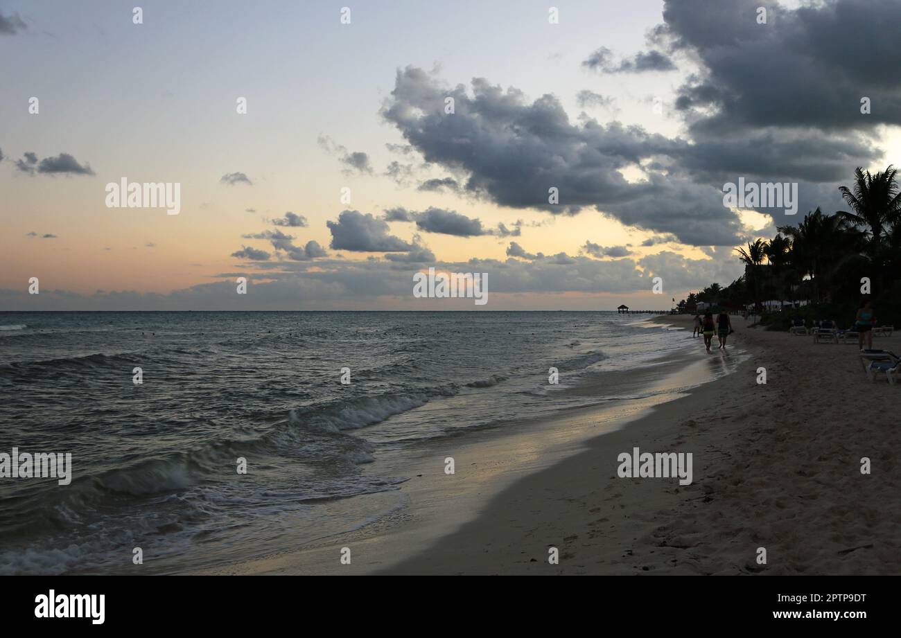 Marche en soirée sur la plage - Mexique Banque D'Images