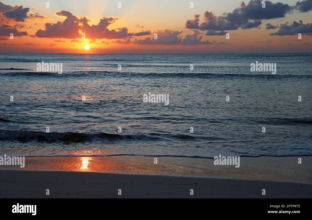Lever du soleil sur la mer des Caraïbes - Mexique Banque D'Images