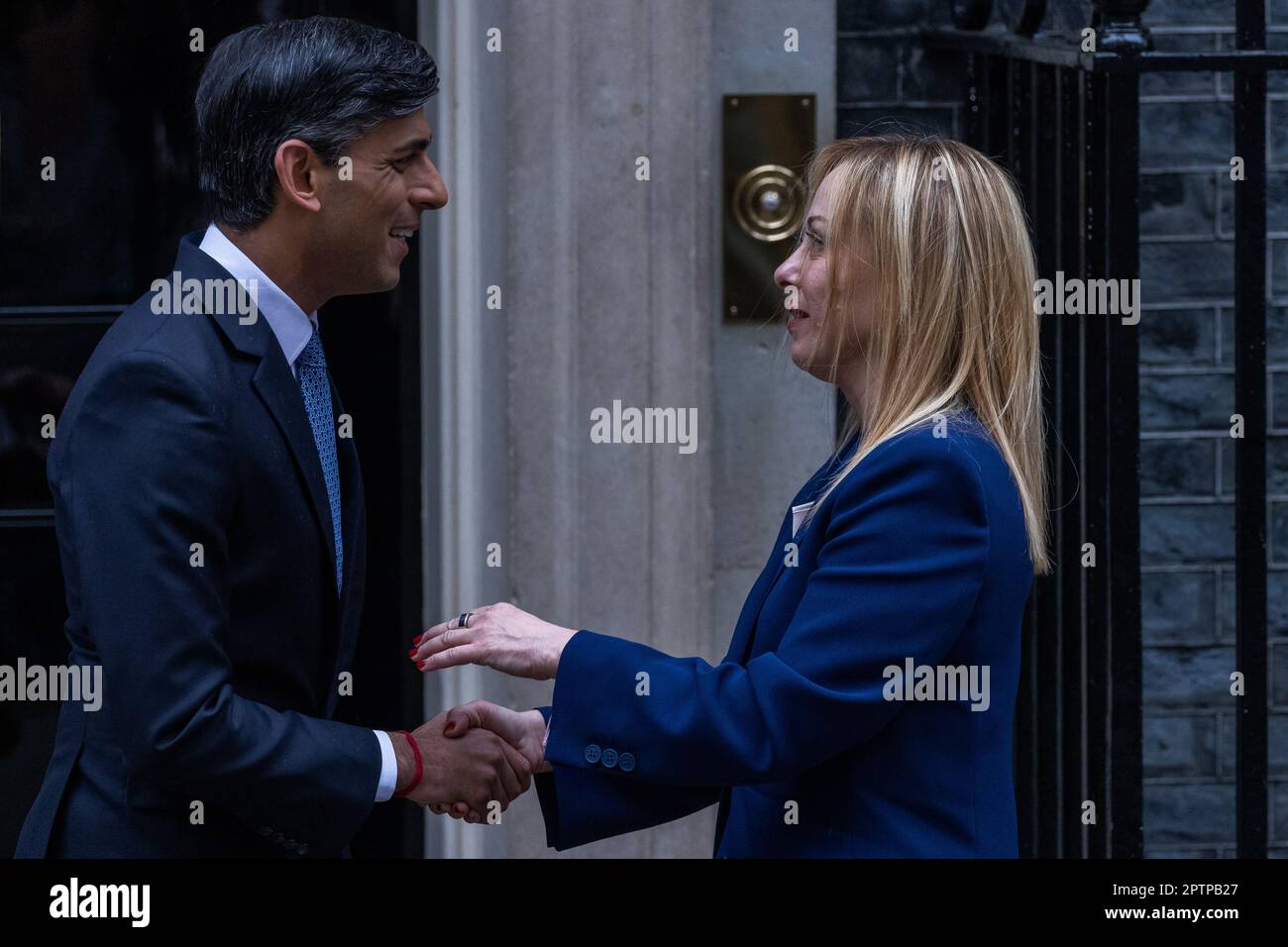 Londres, Royaume-Uni. 27th avril 2023. Rishi Sunak (l), Premier ministre du Royaume-Uni, salue Giorgia Meloni (r), Premier ministre italien, avant les pourparlers bilatéraux au 10 Downing Street. Giorgia Meloni, le premier leader d'extrême-droite italien depuis la deuxième Guerre mondiale, est sur une visite de 2 jours au Royaume-Uni et les sujets à discuter à la réunion Downing Street sont attendus pour inclure le commerce, la défense, la migration et l'Ukraine. Crédit : Mark Kerrison/Alamy Live News Banque D'Images