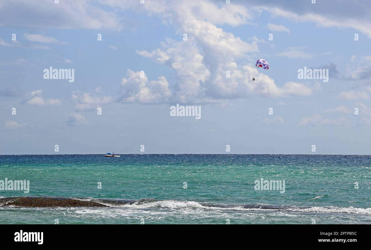 Parachute ascensionnel sur la mer des Caraïbes - Mexique Banque D'Images