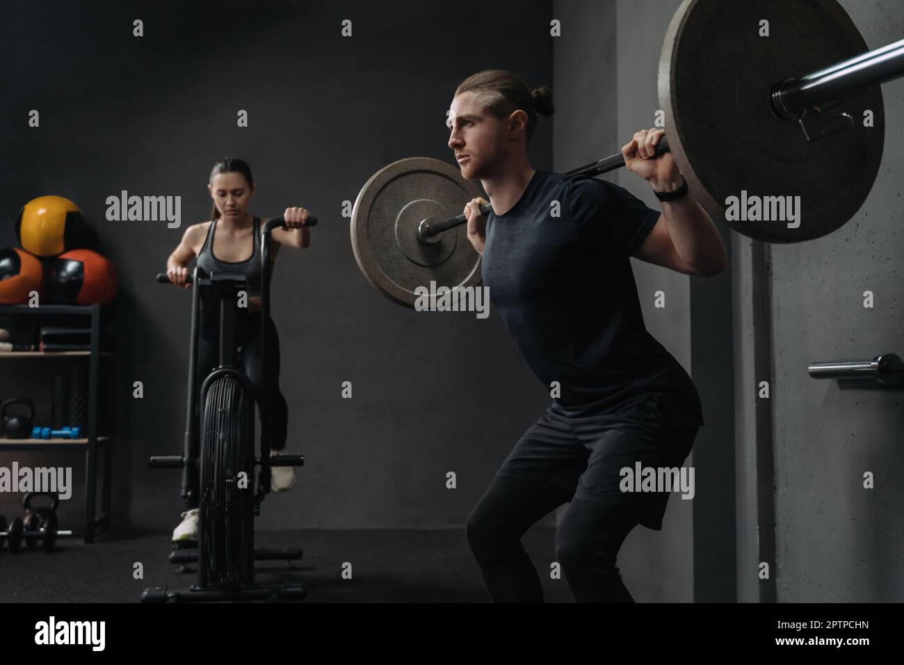 L'homme d'entraînement Crossfit avec barbell Photo Stock - Alamy