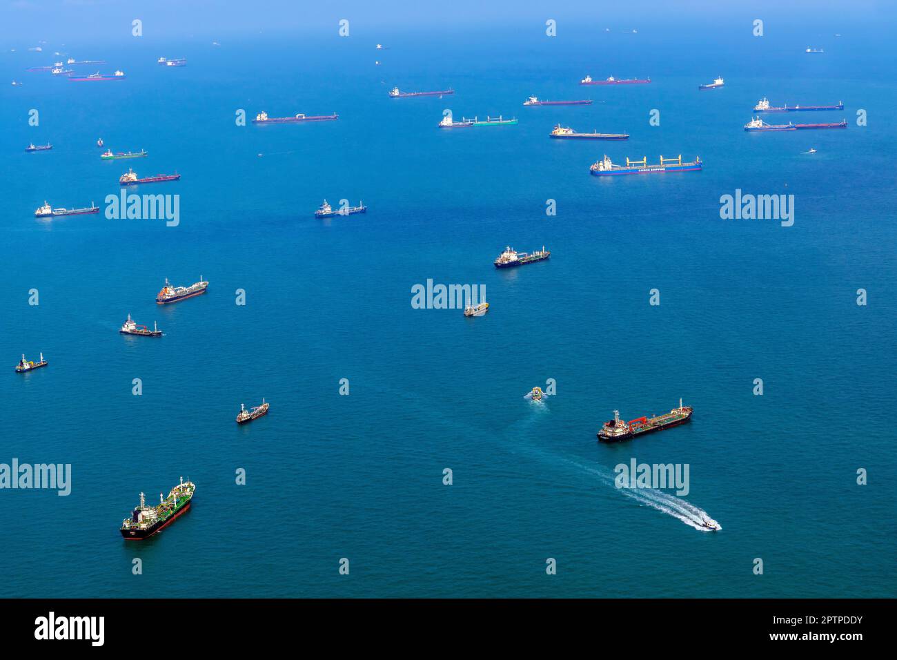 Vue aérienne des files d'attente de navires de fret pour entrer dans le port de Singapour, Singapour. Banque D'Images