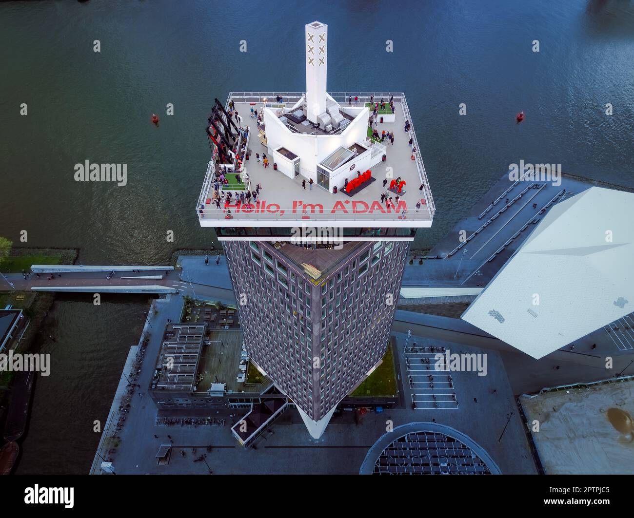 Le paysage panoramique sur les gratte-ciel d'Amsterdam comprenait la tour D'observation A'dam et le musée du film de l'œil. les bâtiments sont réfléchis sur l'eau. Banque D'Images