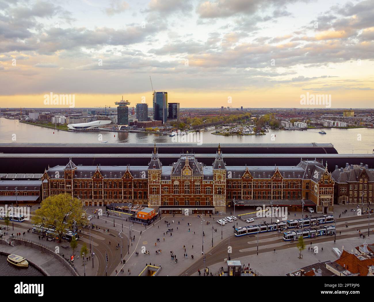 La gare centrale d'Amsterdam est un centre de transport à l'architecture impressionnante. Il offre l'accès à divers modes de transport et a des magasins, res Banque D'Images