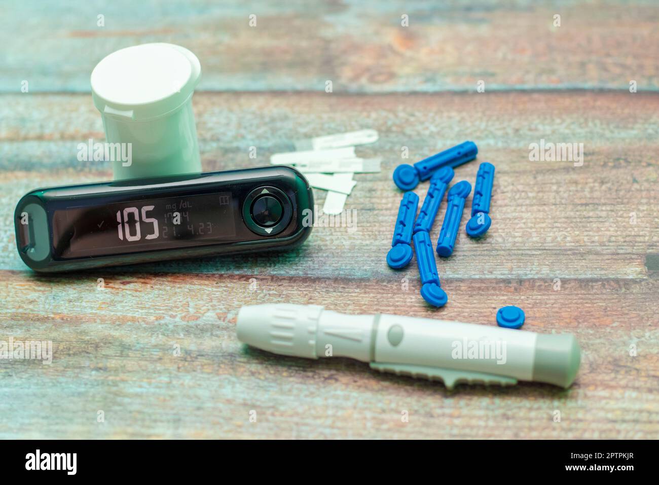 un patient diabétique mesurant le taux de sucre dans le sang à l'aide d'un dispositif. Banque D'Images