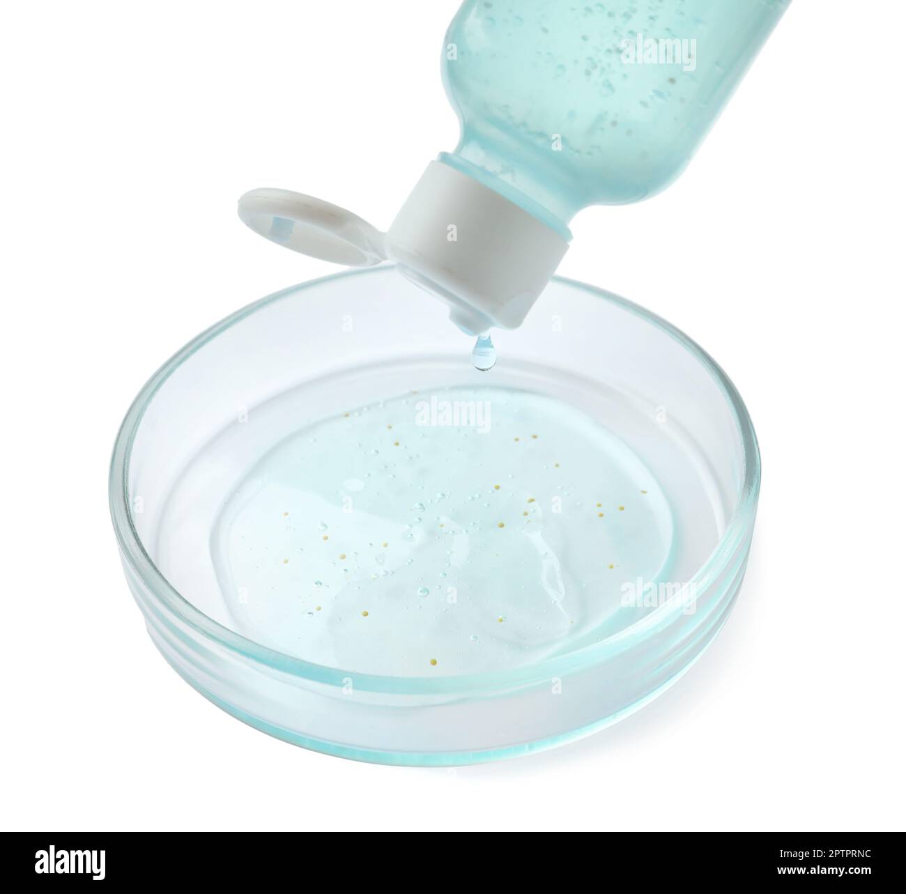 Égoutter le produit cosmétique dans la boîte de Pétri sur fond blanc Banque D'Images