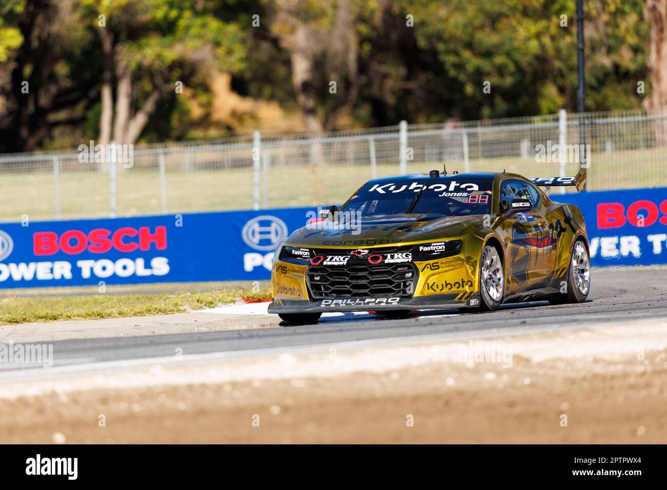 Wanneroo Raceway, Perth, Australie occidentale. 28 avril 2023. Perth SuperSprint 2023 jour 1; numéro 96 pilote de Pizza Hut Macauley Jones pendant la pratique au Perth SuperSprint Banque D'Images