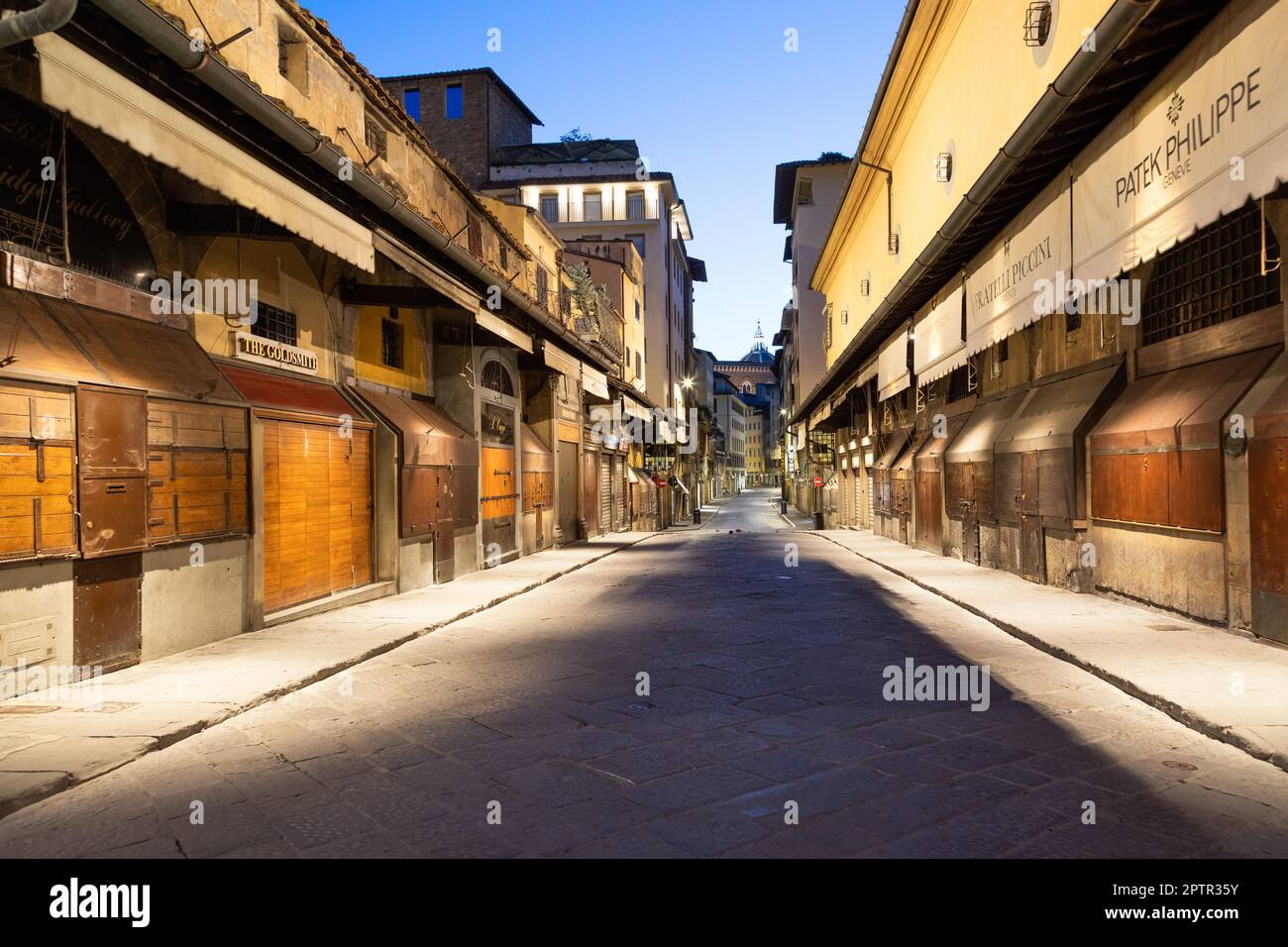 Florence, Italie - vers juillet 2021.Feu de nuit sur le Ponte Vecchio - Vieux Pont. Banque D'Images