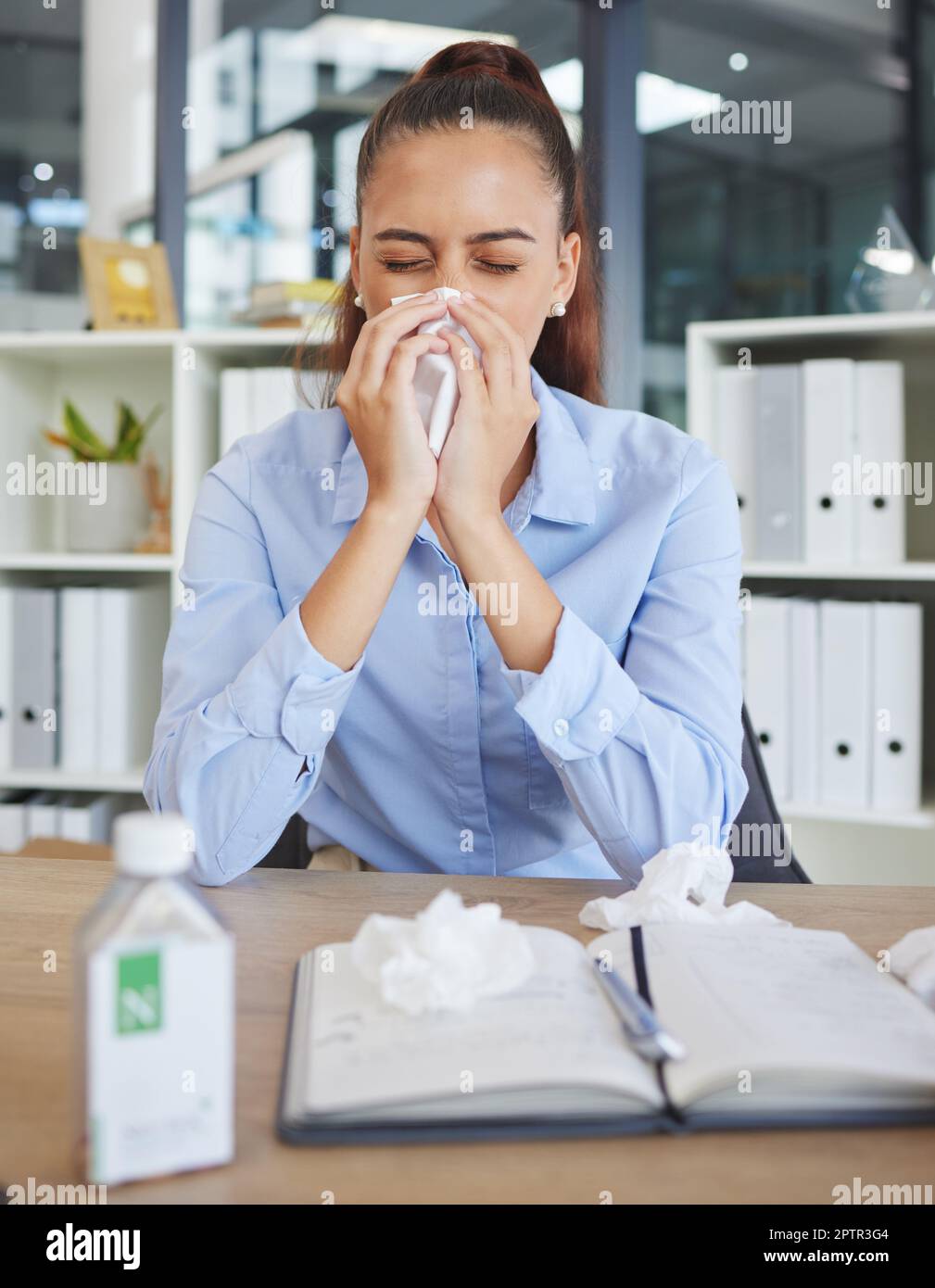 Allergie, nez et malade femme d'affaires au bureau pour le risque ...