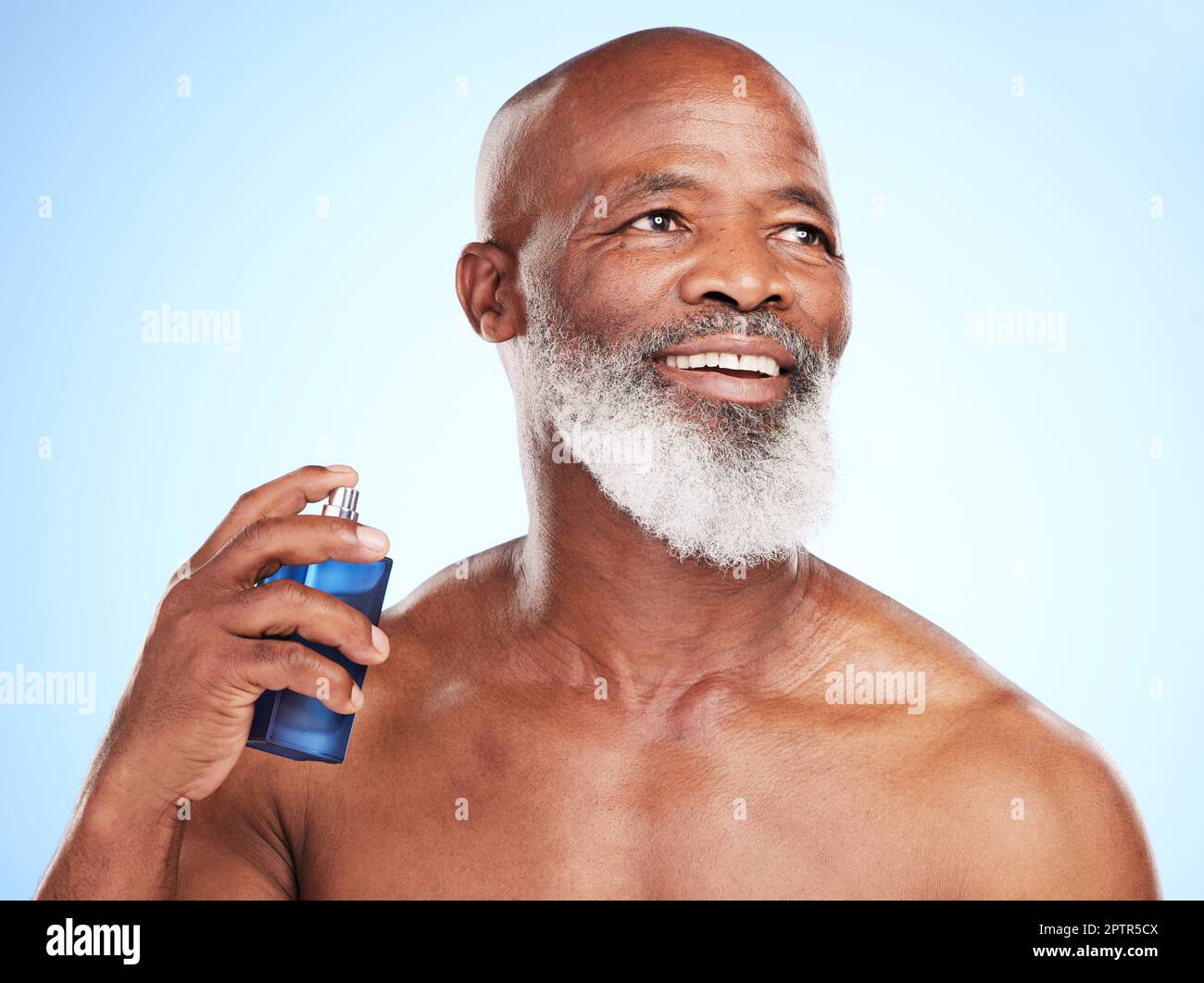 S'assurer qu'il sent le mieux possible. un beau homme mature posant en  studio sur fond bleu Photo Stock - Alamy