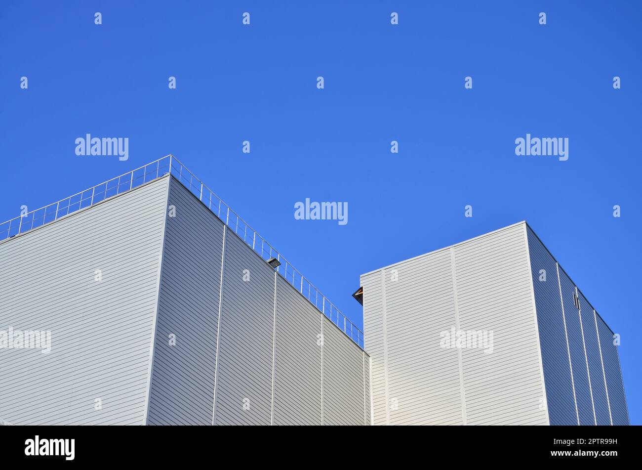 Photo du haut bâtiment industriel avec une qualité parfaite d'évitement à la lumière du soleil. L'immense bâtiment est entièrement recouverte d'un bar d'estampage métallique Banque D'Images