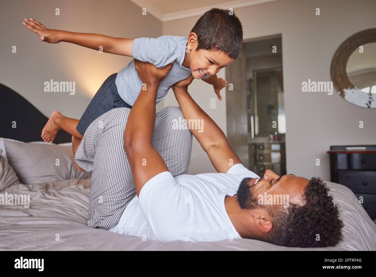 Père et enfant au lit avec jeux amusants pour le développement de l'enfant  dans la chambre, la maison et la maison le matin. Heureux, amour et soin de  papa et d'enfant avec