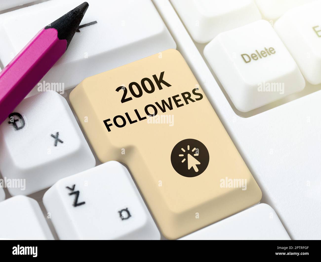Signe d'écriture à la main 200K disciples, mot écrit sur le nombre de personnes qui suit quelqu'un dans Banque D'Images